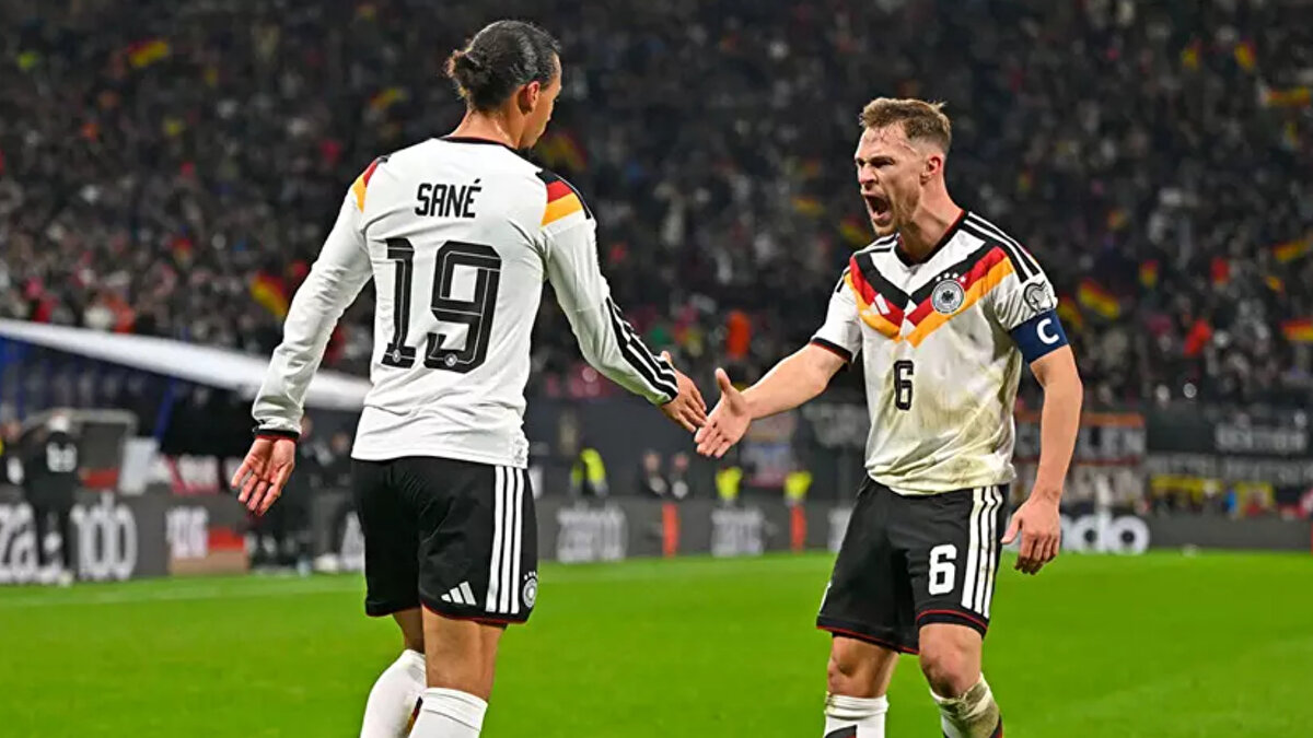 BEŞ DAKİKADA 2 GOL<br><br>36.dakikada Florian Wirtz’in savunma arkasına gönderdiği pası değerlendirerek skoru 3-0 yapan Sane, yalnızca birkaç dakika sonra yine Wirtz’in hazırladığı pozisyonu tamamlayarak Almanya adına farkı iyice açtı. Yıldız futbolcu, hem hızını hem de bitiriciliğini gösterdiği bu iki golle maçın skoruna önemli bir katkı sağladı.