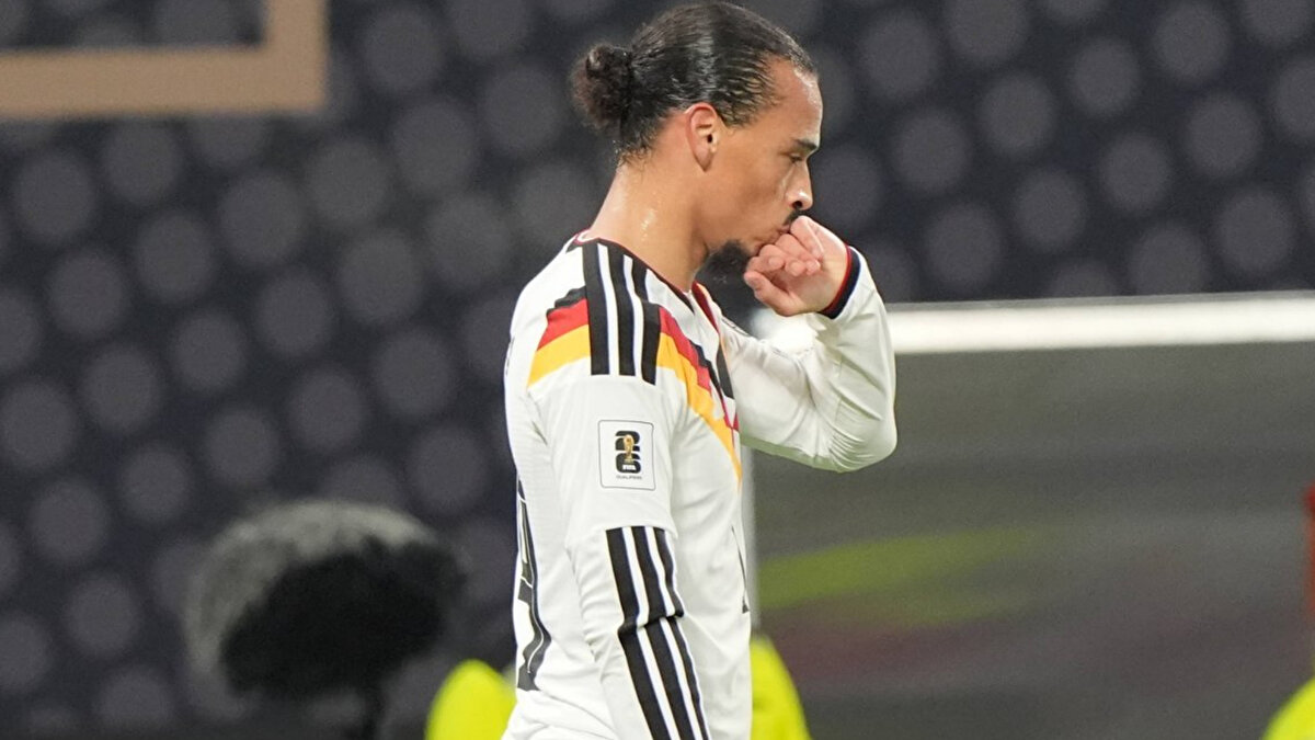 ELEŞTRİLERE YANITI SAHADAN VERDİ<br><br>Son haftalarda Almanya’da performansı sorgulanan Leroy Sane, Lüksemburg maçındaki asistinin ardından Slovakya karşısında ilk devrede kaydettiği iki golle eleştirilere sahada yanıt verdi. Yıldız oyuncu, Dünya Kupası yolunda Almanya’nın hücumda en güvenilen isimlerinden biri olduğunu hatırlattı.