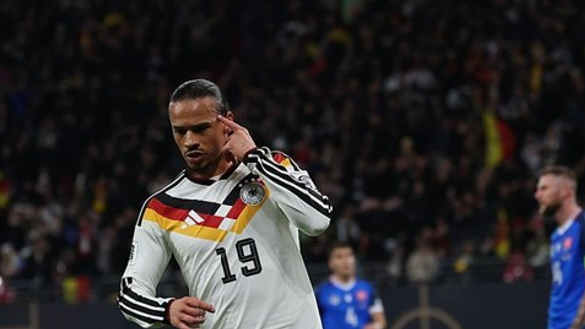 Dünya Kupası Elemeleri A Grubu’nda puanları aynı olan iki ekip Almanya ve Slovakya karşı karşıya geldi. Karşılaşmanın daha ilk devresinde oyunun kontrolünü tamamen eline alan Almanya, hücumda yüksek tempolu bir oyun ortaya koyarken, Galatasaray forması giyen Leroy Sane takımının en etkili oyuncusu oldu.