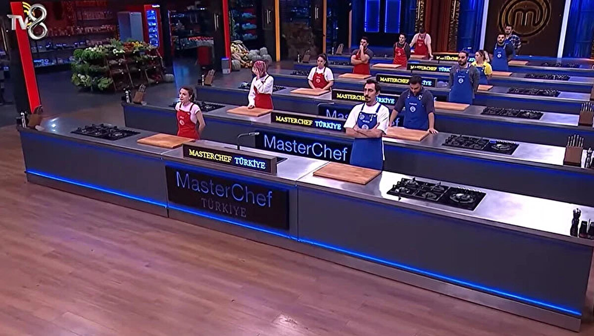 MASTERCHEF ELEME ADAYLARI KİM OLDU? (17 KASIM 2025)<br><br>Gecenin en merak edilen anı ise eleme adaylarının belirlenmesiydi. Bireysel dokunulmazlığı kazanan Sümeyye, haftanın ilk eleme adayı olarak Murat Can'ın ismini verdi.<br><br>Böylece MasterChef'te ilk eleme adayı Murat Can oldu.