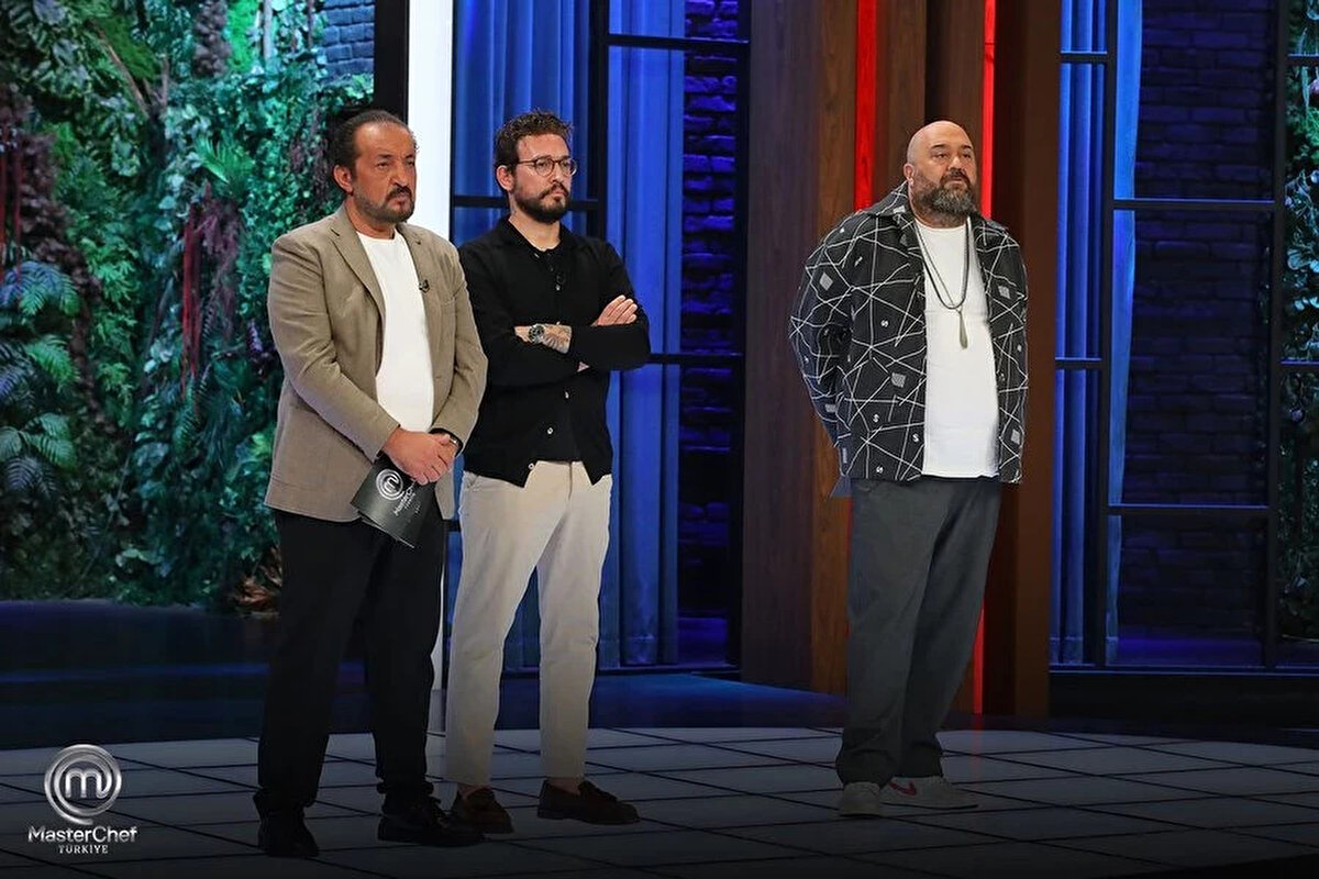 17 KASIM MASTERCHEF DOKUNULMAZLIK OYUNUNU HANGİ TAKIM KAZANDI?<br><br>MasterChef Türkiye'de haftanın ilk takım mücadelesi nefes kesti. Danilo, Somer ve Mehmet Şef'in liderliğinde Mavi ve Kırmızı takım, 'Uluslararası Tatlılar' konseptinde karşı karşıya geldi.<br><br>Düello şeklinde oynanan ve 45 dakika süre verilen oyunda, şeflerin değerlendirmesi sonucunda gecenin kazananı Mavi Takım oldu. Mavi takım, oy birliğiyle haftanın ilk dokunulmazlık oyununu kazanarak rahat bir nefes aldı.