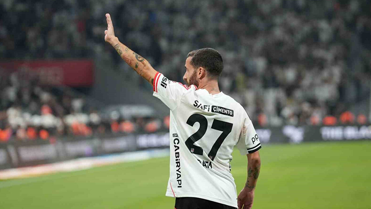 RAFA SİLVA TESİSLERE GELDİ ODASINDAN ÇIKMADI<br><br>Rafa Silva, son günlerde Nevzat Demir Tesisleri'ne gelmesine rağmen ağrılarını gerekçe göstererek sabah ve akşam antrenmanlarına katılmadı ve hiç odasından çıkmadı. Oyuncu, bu sabah da tesislere geldi ancak idmana çıkmadı. Bu durum, kulüp yönetiminin sabrını taşırdı.