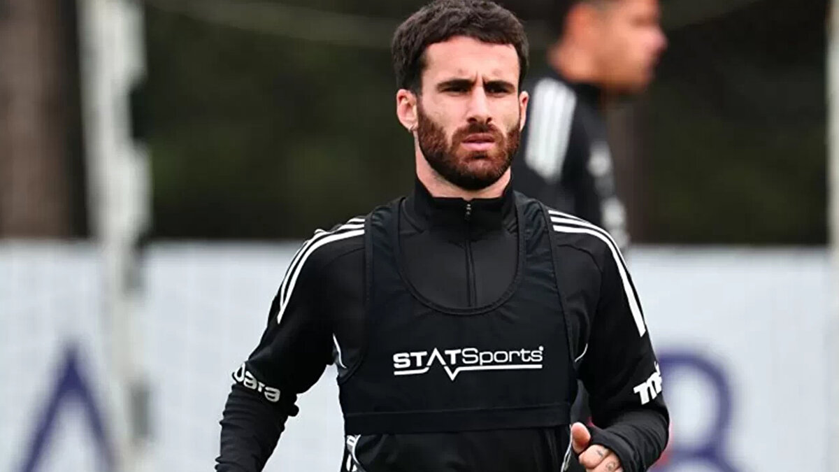 Beşiktaş camiasının bir numaralı gündem maddesi haline gelen Portekizli yıldız futbolcu Rafa Silva ile kulüp yönetimi arasındaki kriz, karşılıklı açıklamalar ve oyuncunun antrenmanlara katılmamasıyla birlikte tırmanışa geçti.