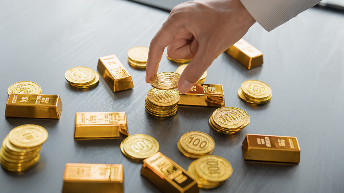 Geçen hafta yüzde 10 düşen Bitcoin’in, zirvesinden yüzde 20 gerileyerek teknik olarak ayı piyasasına girdiğini hatırlatan Eryılmaz, en önemli eşik olarak 93.000 doları işaret ediyor. Bu seviyenin altı, düşüşü 84.000 dolara kadar derinleştirebilir.<br>Şu anda 95.136 dolardan işlem gören Bitcoin’in yukarı yönlü tepki verebilmesi için 96.000 doların aşılması gerektiğini söylüyor. Hükümetin yeniden açılmasının normalde kripto için olumlu olması beklenirken, Fed üyelerinin “Aralık’ta faiz indirimi yok” mesajları baskıyı artırıyor.