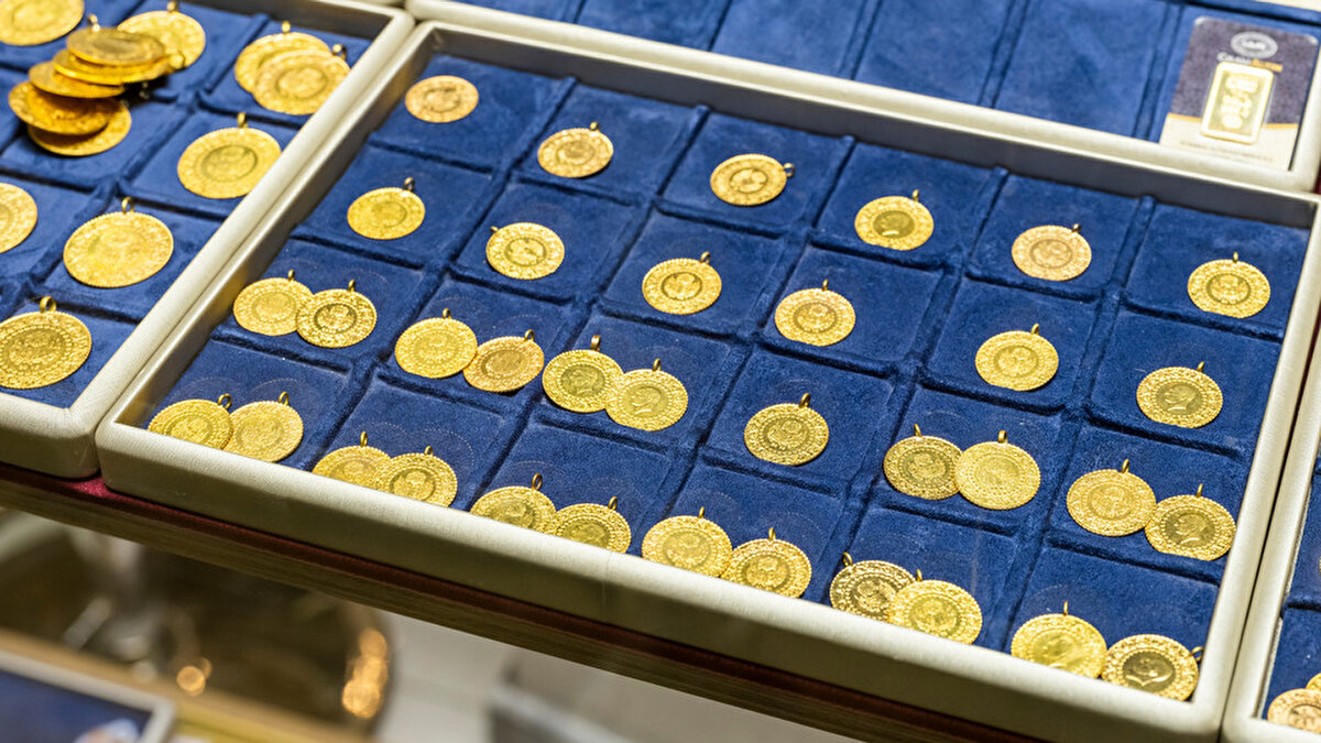 Geçen haftaki altın-gümüş rallisinin bir “anomali” olduğuna vurgu yapan Eryılmaz, ABD’de hükümetin yeniden açılmasının Fed’e dair agresif faiz indirimi beklentilerini artırdığını hatırlattı. Altın 2.245 dolar seviyesine kadar çıkarken, gümüş %4,6 yükselişle altını bile geride bıraktı.<br>Ancak Fed üyelerinin temkinli mesajları sonrası cuma günü altın yüzde 2,5, gümüş ise yüzde 3,5 kayıp yaşadı. Bu hafta hem Fed üyelerinin konuşmalarının hem de çarşamba akşamı yayımlanacak Fed tutanaklarının yönü belirleyeceğini söyleyen Eryılmaz, tarım dışı istihdam verisinin metal piyasasında “sert dönüşlere” yol açabileceğini belirtiyor.