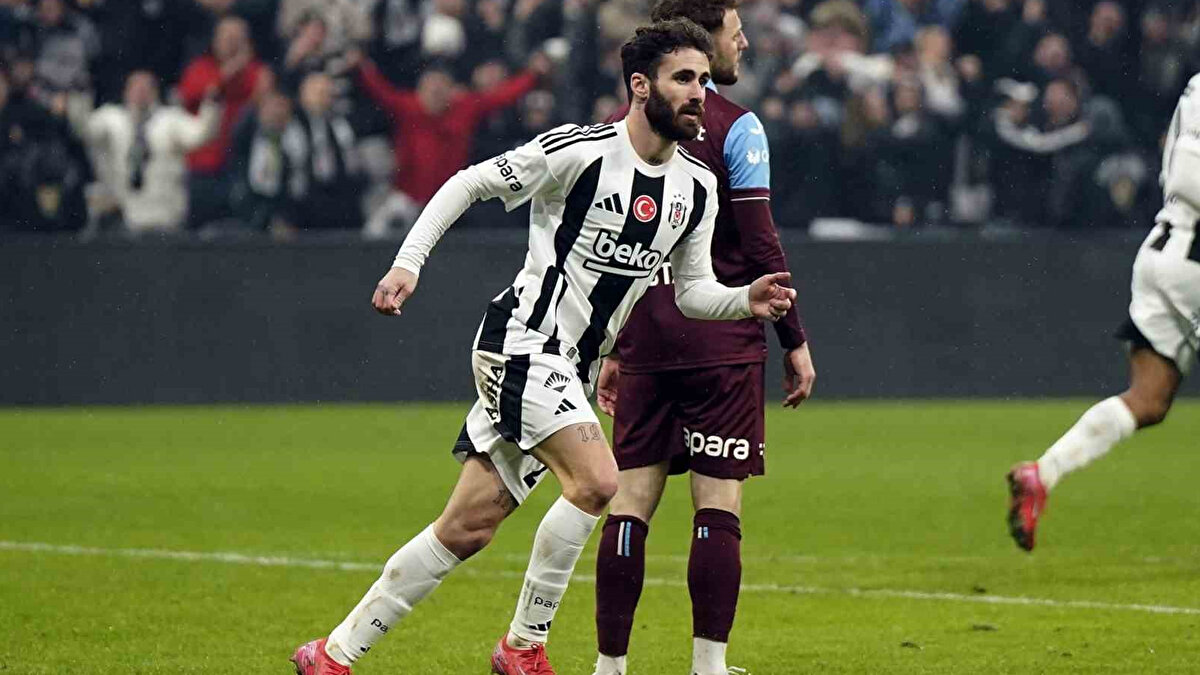 Portekizli yıldızın menajerlik şirketi ise bu açıklamalara 21 maddelik bir metinle yanıt vererek, oyuncunun futbolu bırakma niyetinin bir "serzeniş" olduğunu ve sözleşme kuralları çerçevesinde ayrılmak istediğini belirtti. Açıklamada, Rafa Silva'nın bonservissiz transfer olduğu kulüpten ayrılması durumunda sözleşme hak edişlerinden vazgeçmeye hazır olduğu da iddia edildi.