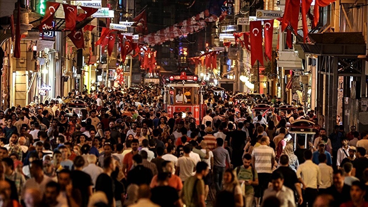 Kadınlarda geleneksel tercih devam ediyor<br>Kadınlarda en sık kullanılan isim Fatma olurken, bu isme sahip kişi sayısı 1 milyon 164 bin 268 olarak kaydedildi. Ayşe 915 bin 587 kişiyle ikinci sırada, Emine ise 784 bin 176 kişiyle üçüncü sırada yer aldı. Hatice ve Zeynep isimleri de 700 binin üzerindeki kullanıcı sayısıyla listenin üst sıralarında. Elif, Meryem, Merve, Zehra ve Esra gibi isimler de Türkiye’de yaygın kullanılan kadın isimleri arasında bulunuyor.