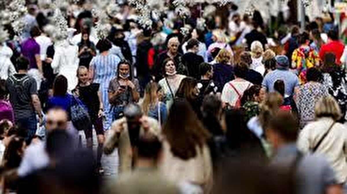 Erkeklerde Mehmet ilk sırayı bırakmıyor<br>Türkiye’de erkek isimlerinde ilk sırayı 1 milyon 285 bin 141 kişiyle Mehmet aldı. Onu 1 milyon 66 bin 554 kişinin adını taşıdığı Mustafa ve 863 bin 817 kişiyle Ahmet takip ediyor. Ali, Hüseyin, Hasan, Murat, Yusuf, İbrahim ve İsmail de geniş kullanıcı sayısıyla en yaygın erkek isimleri arasında bulunuyor. Sıralamada Ömer, Ramazan, Osman, Abdullah ve Hakan gibi isimler de dikkat çekiyor.