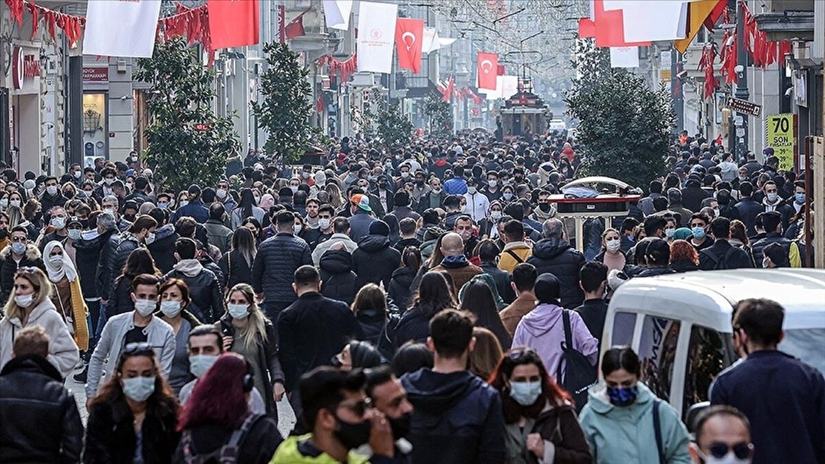 Türkiye genelinde en sık kullanılan isim ve soyadları bu yılın nüfus kayıtlarıyla güncellendi. Adrese Dayalı Nüfus Kayıt Sistemi’ne göre, erkeklerde Mehmet, kadınlarda ise Fatma uzun yıllardır olduğu gibi yine ilk sırada yer aldı. Listede yer alan nüfus verileri, Türkiye’de isim tercihinin geleneksel çizgisini koruduğunu gösteriyor.