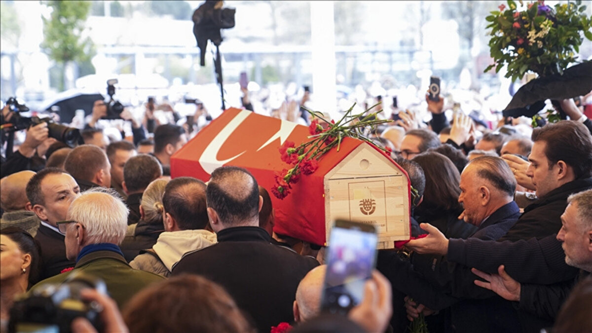 Her biri kendi alanında bir döneme damga vurmuş bu değerli sanatçılar; şarkılarıyla, yazılarıyla, filmleriyle ve anılarıyla toplumun ortak hafızasında silinmez izler bıraktı.