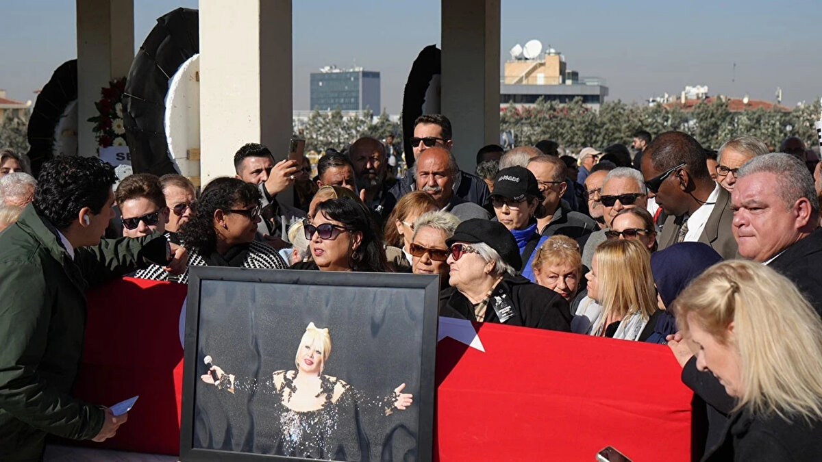 Müzikten spora, sinemadan ekran dünyasına kadar geniş bir yelpazede kayıplar verildi. Ferdi Tayfur’un kuşaklar boyunca süren etkisi, Volkan Konak’ın sesi, Filiz Akın’ın zarafeti, Edip Akbayram’ın yeri doldurulamaz yorumları ve Ümit Aktan ile Sabri Ugan’ın sesi… 2025, pek çok insanın hayatına dokunmuş bu isimlerle birlikte bir dönemi de sessizce kapattı.