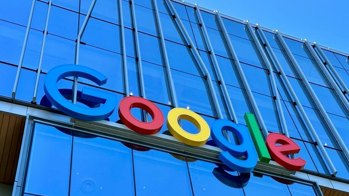 Benchmark sonuçlarında liderlik geri alındı<br><br>Google’ın yeni modeli, son dönemde rakipleri tarafından geçilen performans tablosunu yeniden lehine çevirdi.<br><br>LMArena skoru: 1.501 (birinci)<br><br>Grok 4.1 Thinking’i geride bıraktı<br><br>Gemini 2.5 Pro’nun 1.452’lik puanını açık ara geçti<br><br>“Humanity’s Last Exam” testinde araç kullanmadan %37,5 başarı