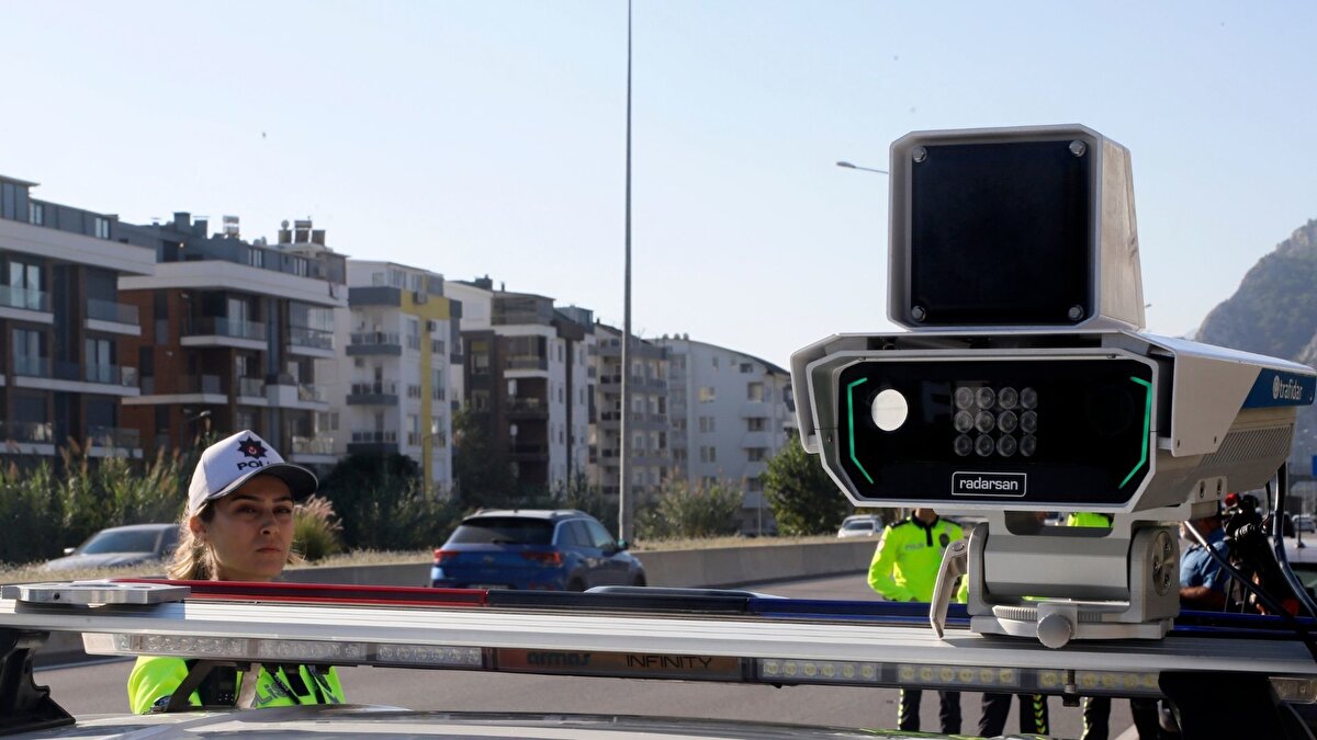 Tripot üzerine ya da devriye aracına entegre edilebilen mobil radar, operatör gerektirmeden çalışıyor ve araçların hız ile plaka verilerini anında işliyor. Cihaz, günün her saatinde ve tüm hava koşullarında ölçüm yapabiliyor. Geçmişte ön plaka eksikliği nedeniyle tespit edilemeyen motosikletler, sistemin ters yönlü konumlandırılmasıyla artık kolaylıkla kayda alınabiliyor.