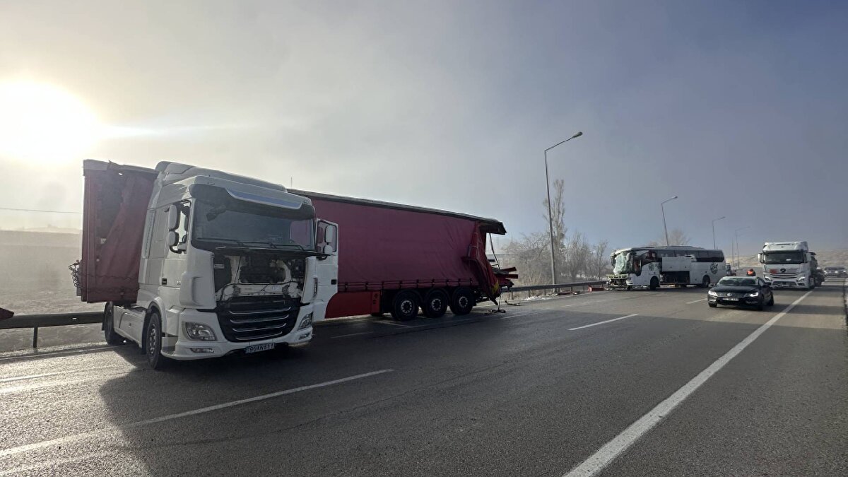 Sürücülerinin ismi henüz öğrenilemeyen Çanakkale-Van seferini yapan 34 CTG 925 plakalı yolcu otobüsü ile 90 AN 811 plakalı yabancı tır, Erzurum-Ağrı kara yolu Nenehatun köprüsü mevkisinde çarpıştı.