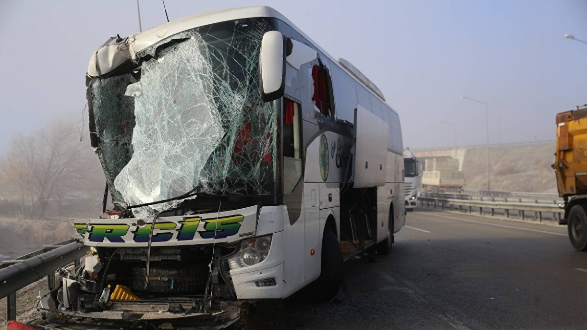 Kazanın meydana geldiği bölgede yoğun sis ve zeminin kaygan olduğu görüldü.<br><br>İhbar üzerine kaza yerine 112 Acil Sağlık, itfaiye, polis, AFAD ve karayolları ekipleri sevk edildi.