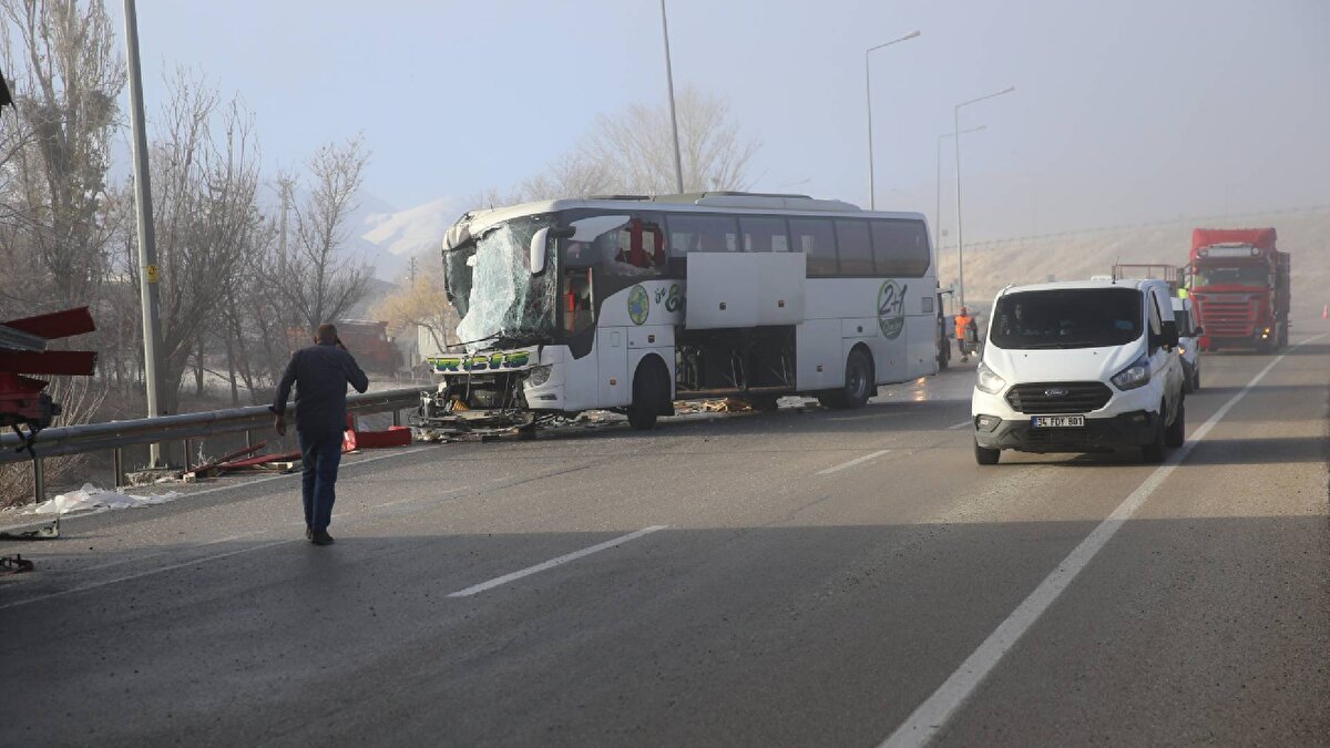 Kazada yaralanan yolcu otobüsündeki 11 kişi, ambulanslarla kent merkezi ve Pasinler ilçesindeki hastanelere kaldırıldı.