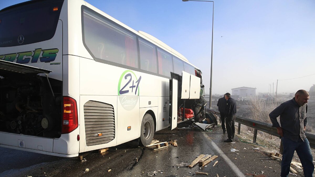 Öte yandan bölgede sis ve yolun kaygan zeminiyle alakalı zincirleme kaza meydana geldi.