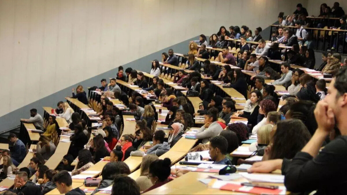 Uygulama ne zaman başlıyor?<br><br>Prof. Dr. Erol Özvar’ın açıklamasına göre:<br><br>➡️ Yeni uygulama gelecek yıldan itibaren devreye girecek.<br><br>Yani 2026 itibarıyla yükseköğretimde hızlandırılmış mezuniyet modeli resmen başlamış olacak.