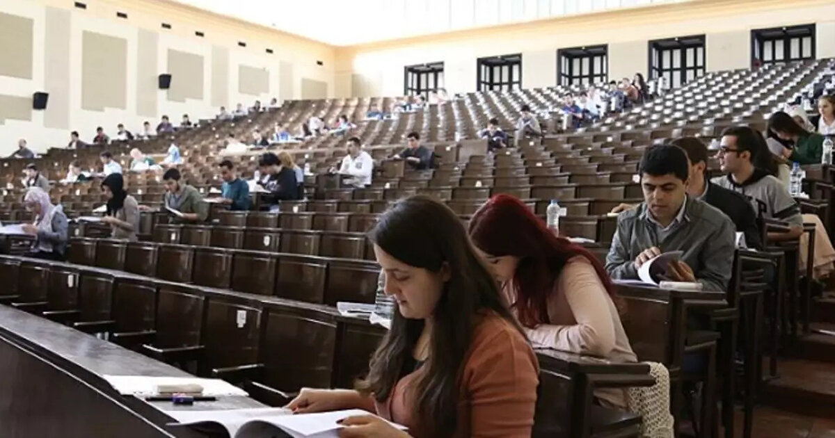 Başarılı ve ilgili şartları taşıyan öğrenciler, derslerini yoğunlaştırılmış şekilde tamamlayarak 4 yıl yerine 3 yılda mezun olabilecek.<br><br>Bu modelin amacı, yükseköğrenimin niteliğini düşürmeden, hızlandırılmış ve verimli bir eğitim sistemi oluşturmak.