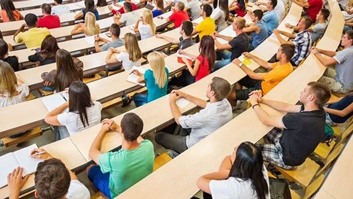 Yeni staj sistemi:<br><br>Meslek yüksekokullarında 3+1 veya 2+2 modeline geçilecek<br><br>Lisans programlarında 7+1 veya 6+2 modeli uygulanacak<br>(7 dönem okul + 1 dönem iş yeri gibi.)<br><br>Bu sayede öğrenciler mezun olmadan önce güçlü bir mesleki tecrübe kazanmış olacak.