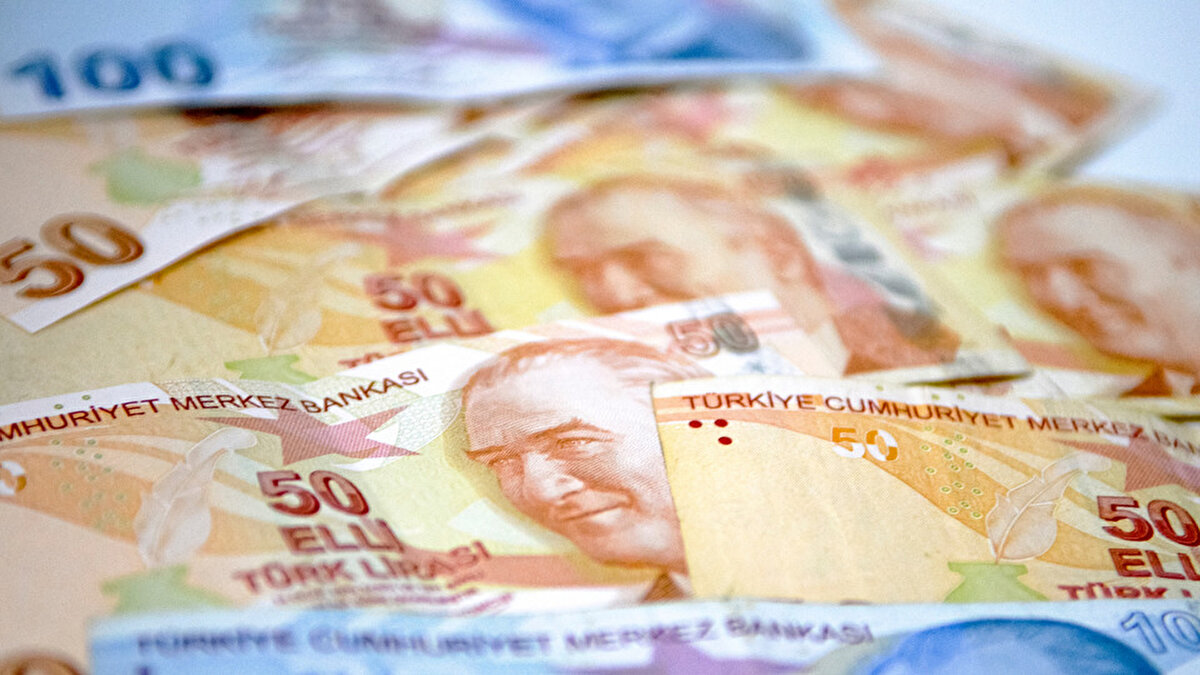 KFE’ye göre ekim ayında İstanbul’da fiyatlar bir önceki aya göre %2,7, Ankara’da %1, İzmir’de ise %1,8 arttı.<br>Yıllık bazda bakıldığında ise en yüksek artışın görüldüğü şehir Ankara oldu. Başkentte konut fiyatları geçen yılın aynı dönemine göre %38,4 yükseldi. İstanbul’da yıllık artış %32,4, İzmir’de ise %30,7 olarak gerçekleşti.