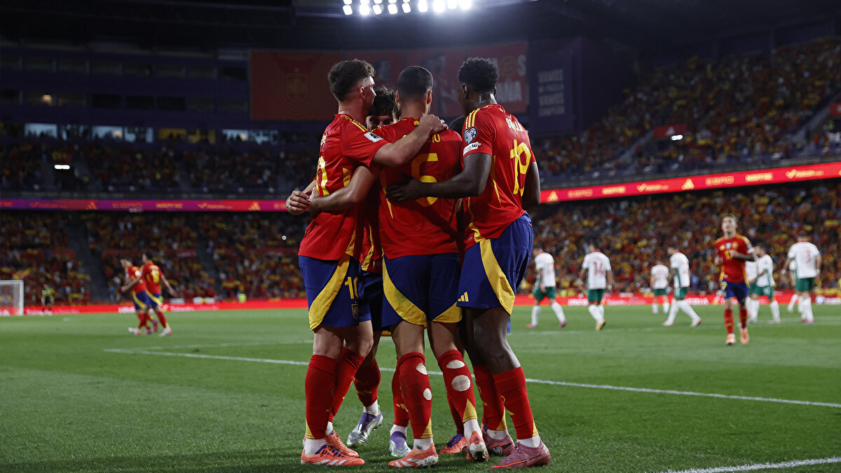 İspanya'nın sadece galibiyet alarak Dünya Kupası biletini cebine koymakla kalmayacağını, aynı zamanda futbol tarihinde kırılması zor dört önemli rekoru da egale etme veya kırma fırsatına sahip olduğunu vurguladı.<br>İspanya'nın Türkiye Karşısında Hedeflediği <br>