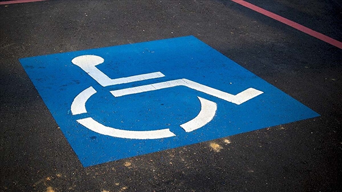 Sigortacılık ve Özel Emeklilik Düzenleme ve Denetleme Kurumu (SEDDK), engelli bireylerin araç sigortalarında önemli bir kolaylık sağlayacak yeni düzenlemesini kamuoyuna açıkladı. Buna göre Ulusal Engelli Veri Sistemine kayıtlı kişilere, 1 Şubat 2026’dan itibaren trafik sigortasında ilave indirim hakkı tanınacak. Türkiye genelinde engelli sürücülerin maliyet yükünü azaltmayı hedefleyen uygulama, sosyal destek politikalarının önemli bir adımı olarak değerlendiriliyor.