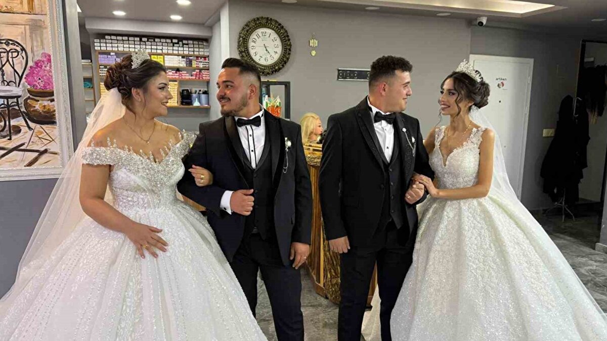 "6 yıldır bugünü bekliyoruz"<br><br>Kardeşlerden Raşit Kaşlı ise eşi Emine ile altı yıl önce başlayan birlikteliklerini evlilikle tamamladıklarını belirtti. Aile büyüklerinin de ortak düğün fikrine sıcak baktığını söyleyen Kaşlı, “Hem geleneği sürdürmek hem de birlikte büyüdüğüm ağabeyimle aynı anda evlenmek bizim için özel bir anı oldu” ifadelerini kullandı.