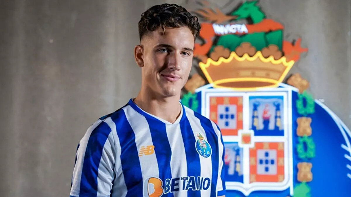 Çifte kültürle büyüdü, tercihini Türkiye’den yana yaptı<br><br>Türk kimliğini her zaman ön planda tutan Deniz Gül, sahadaki performansıyla da Türkiye’nin Avrupa’daki yeni kuşak yıldız adayları arasında gösteriliyor. 2025 itibarıyla milli takım tercihini Türkiye’den yana kullanmış durumda.