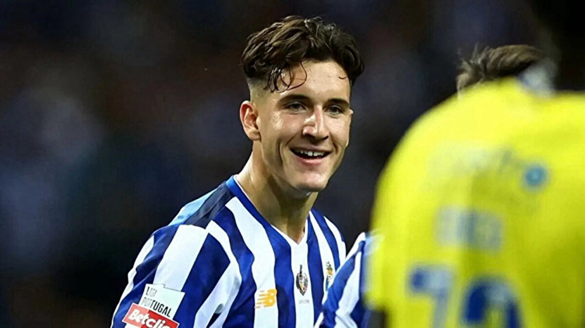 Porto, 5 milyon euroya transfer etti<br><br>2024 yaz transfer döneminde Avrupa’nın önemli takımlarının radarına giren genç futbolcu, FC Porto tarafından 5 milyon euro bonservisle transfer edildi. Kulüple olan sözleşmesi 2029 yılına kadar devam edecek. Porto’da 27 numaralı formayı giyiyor.