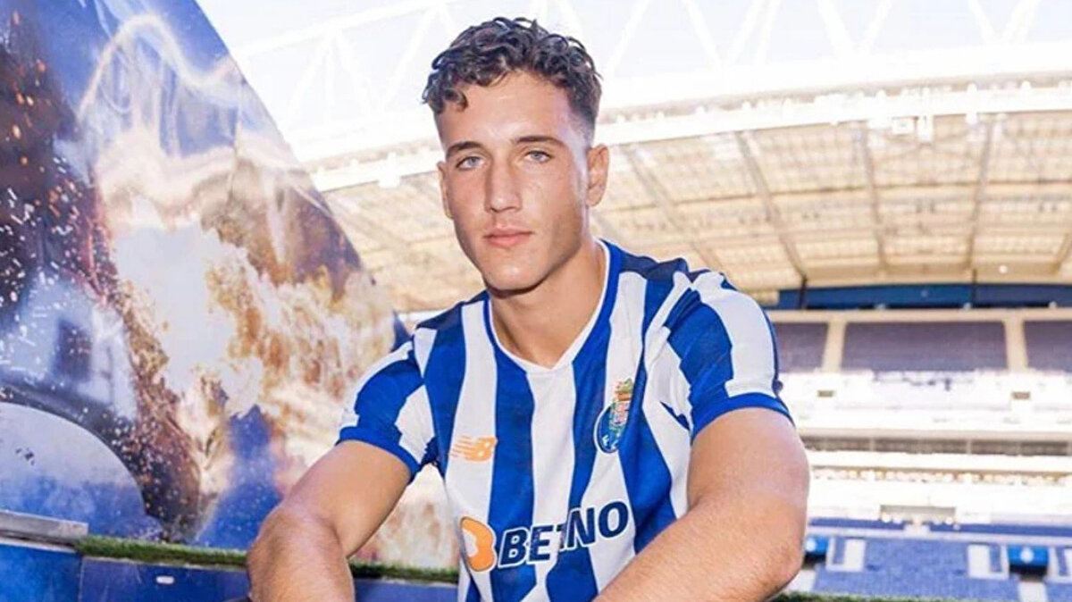 Avrupa’da yetişen Türk yetenek: Deniz Gül kimdir?<br><br>Türk baba ve İsveçli bir annenin çocuğu olarak İsveç’te dünyaya gelen Deniz Daniel Gül, iki kültürün içinde büyüdü. Bugün hem Avrupa futbolunda hem de Türkiye A Milli Takımı’nda adı sıkça konuşulan genç bir forvet olarak öne çıkıyor.