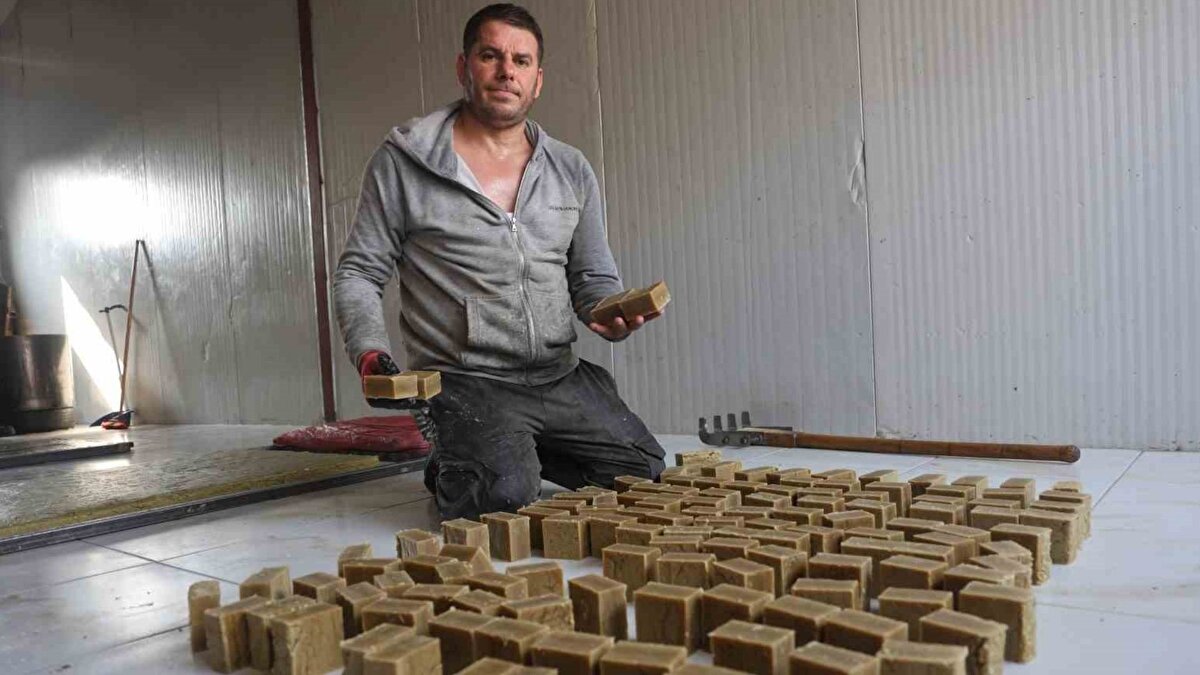 "Kuraklık fiyatları etkiledi"<br><br>Bu yıl sıcaklık ve kuraklık, defne verimini düşürdü. Defne yağının kilosu bin TL ile 1.200 TL arasında değiştiği için sabun üretimi sınırlı kaldı. Defne oranı yüzde 50 olan sabun kilosu bin-1.250 TL arasında, yüzde 100 olan ise 1.500-2.000 TL civarında satılıyor. Kaya, “Geçen yıl ürün boldu, fiyatlar daha uygundu. Bu yıl sıcaklar ve kuraklık fiyatları artırdı” dedi.