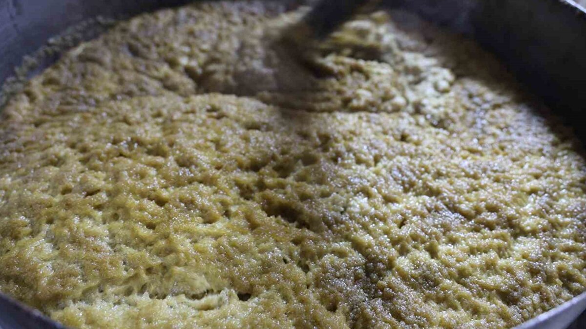 Hatay’ın bereketli topraklarında, zeytin ve defne hasadı devam ediyor. Kentteki üreticiler, topladıkları zeytin ve defnelerden elde ettikleri yağları, sabun üretiminde kullanıyor. Babasından devraldığı mesleği 30 yıldır sürdüren Özcan Kaya, elde edilen yağları geleneksel yöntemlerle sabuna dönüştürüyor.