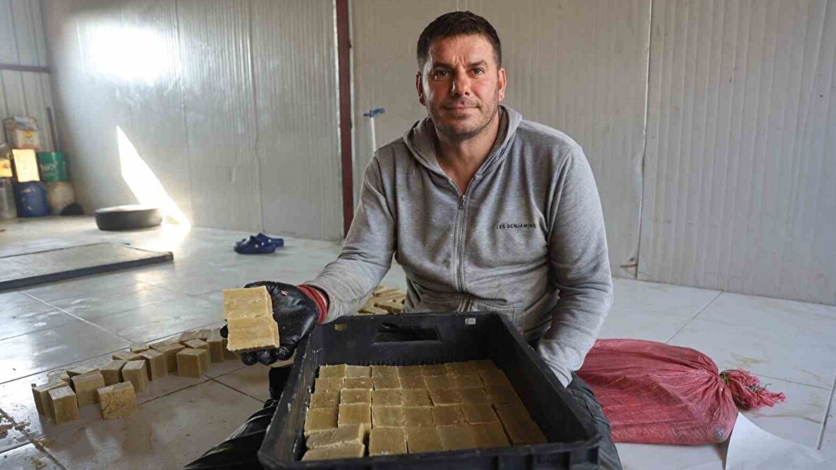 Kara kazanlarda hazırlanan sabun, sabır ve emek isteyen bir süreçle üretiliyor. Özcan Kaya, “Yağları pişirip ardından kostik ilavesiyle 40 dakika boyunca sürekli karıştırıyoruz. Daha sonra kalıplara döküp kesiyoruz. Kullanıcılar, sabunun gözleri önünde hazırlanmasından memnun kalıyor” açıklamasını yaptı.