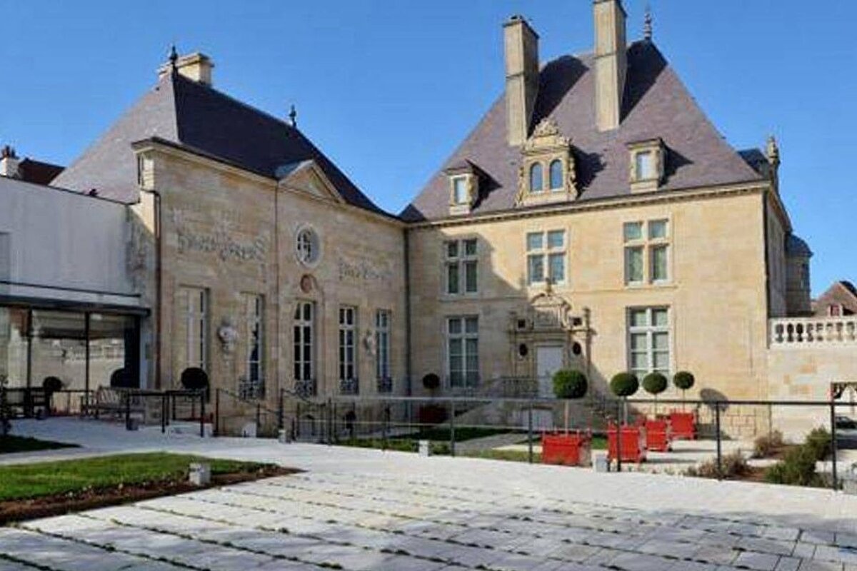 19 Ekim’deki soygunun ardından ikinci kriz<br>Louvre, 19 Ekim’de yaşanan soygunla da gündeme gelmişti. Sabah saatlerinde yük asansörünü kullanarak müzeye giren dört kişi, Apollo Galerisi’nden dokuz parça kraliyet mücevherini çalmış, olay yalnızca yedi dakika sürmüştü. Hırsızlar kaçarken İmparatoriçe Eugenie’ye ait tacı düşürmüş, müze kısa süreliğine kapatılarak güvenlik incelemesi yapılmıştı. Yapısal sorun nedeniyle yaşanan bu son kapatma, müzenin güvenlik ve bakım politikalarını yeniden tartışmaya açtı.