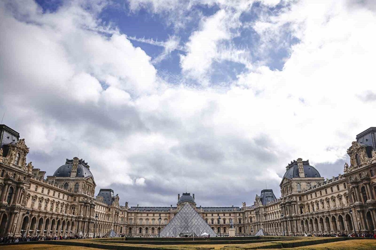 Bakım bütçesi tartışması yeniden gündemde<br>Bu karar, geçtiğimiz haftalarda yayımlanan Sayıştay raporunun eleştirilerini yeniden hatırlattı. Raporda, 2018–2024 döneminde müzenin yeni eser ve sergi yatırımlarına yüksek bütçeler ayırdığı, buna karşın bakım ve koruma çalışmalarının geride kaldığı belirtilmişti. Louvre’un yeni eser alımına 105,4 milyon euro, sergi alanlarına 63,5 milyon euro harcarken, bakım çalışmalarına yalnızca 26,7 milyon euro ayırması eleştiri konusu olmuştu.