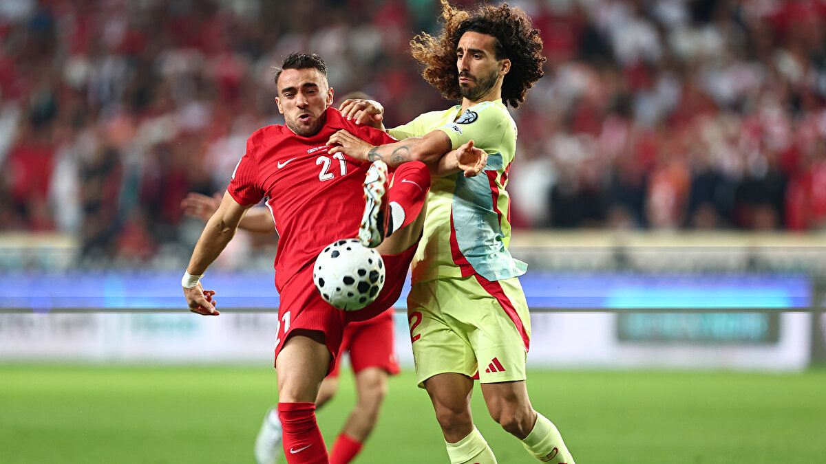 TÜRKİYE’NİN ZORLU SINAVI<br><br>İlk maçta rakibine 6-0 mağlup olan A Milli Takım, bugün 22.45’te Sevilla’da lider olan ve henüz kalesinde gol görmeyen İspanya’ya konuk olacak.