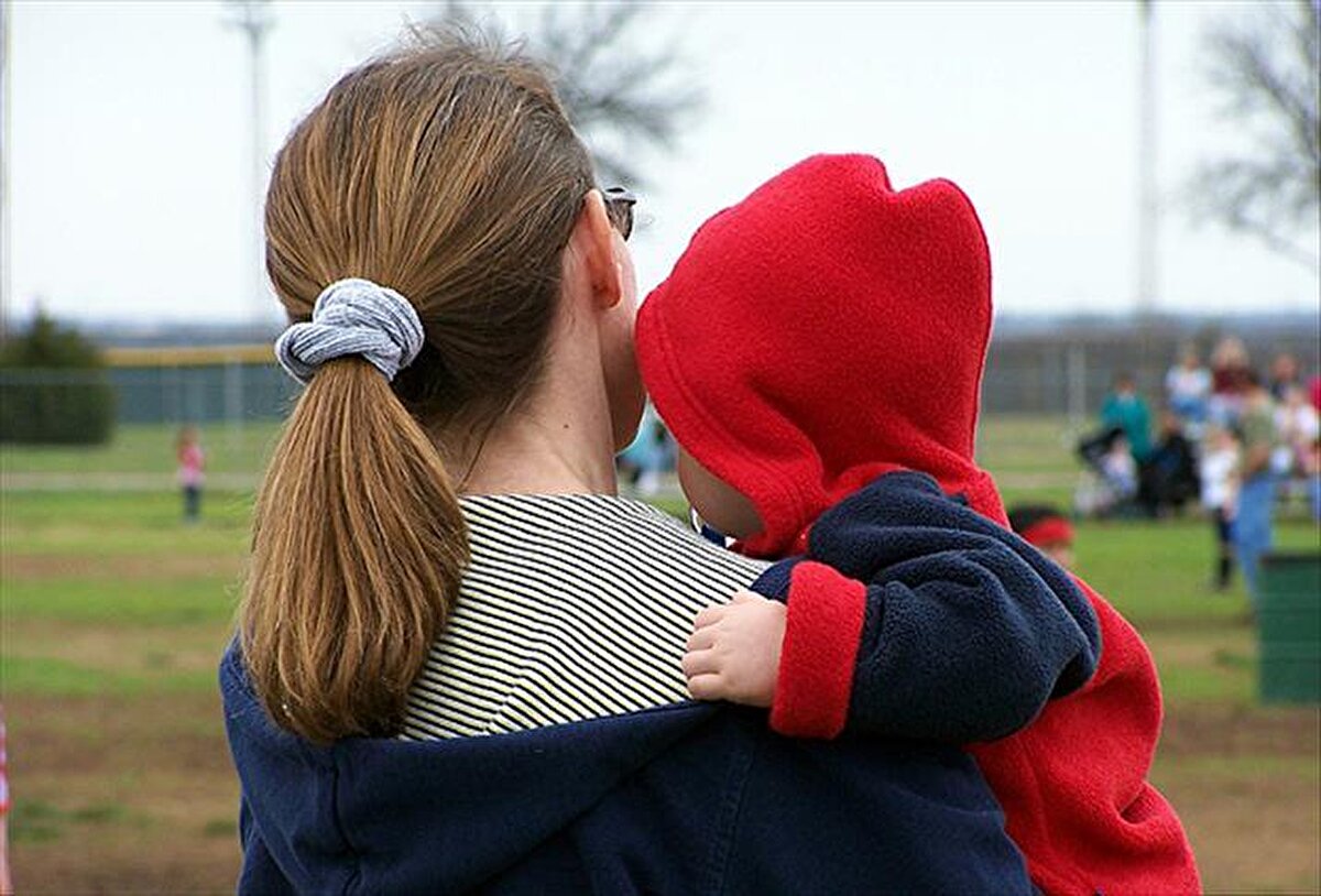 “Süt izninin 3 saate çıkarılması söz konusu”<br><br>Şu anda 1 yaş altı çocuğu olan kadın sigortalılara verilen günlük 1,5 saatlik süt izninin, düzenleme ile birlikte:<br><br>Günlük 3 saate çıkarılması planlanıyor.<br><br>Gülşen, bu artışın haftalık bazda kadın çalışanlara ek 1 tam gün izin avantajı sağladığını vurguladı.