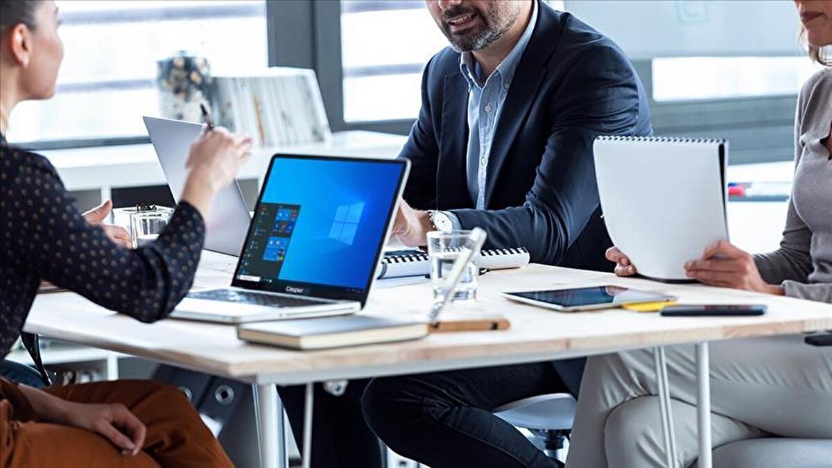 Mevcut uygulamada kadın çalışanlar için doğum öncesi 8, doğum sonrası 8 hafta olmak üzere toplam 16 hafta ücretli doğum izni bulunuyor. Yeni düzenleme kapsamında bu sürenin:<br><br>Doğum öncesi 10 + doğum sonrası 10 hafta (toplam 20 hafta) veya<br><br>Doğum öncesi 12 + doğum sonrası 12 hafta (toplam 24 hafta)<br><br>şeklinde artırılmasının tartışıldığını söyledi.