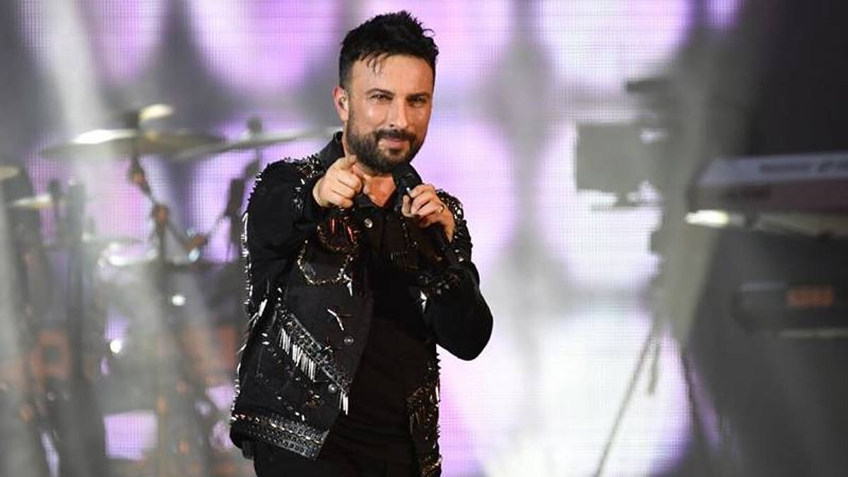 TARKAN KONSER BİLETİ NE KADAR 2026?<br><br>Siteye erişmeyi başaran az sayıdaki kullanıcı ise fiyatlar karşısında büyük şaşkınlık yaşadı. Tarkan konseri için belirlenen biletlerin 24.000 TL ile 32.548 TL bandında satışa çıkması sosyal medyada gündem oldu. Birçok hayran, “Bu fiyatlarla konsere gitmek mümkün değil” yorumunda bulundu.