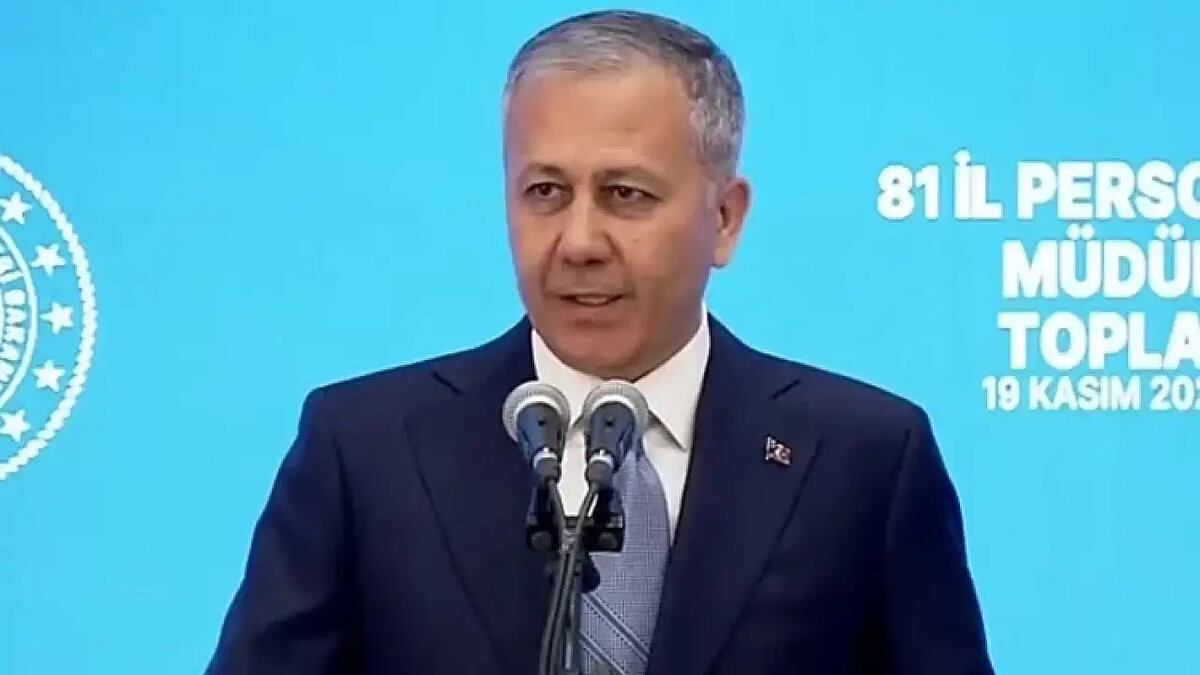 "İlk defa açıklıyorum. 2026 yılında yapılacak olan genel atama döneminde personelimize zorunlu ikinci şark tebligatı yapılmayacak. Daha önce de ifade etmiştim, burada bir kez daha tekrarlıyorum; polislerimizin özlük haklarıyla ilgili çalışmalarımızı sürdürüyoruz."