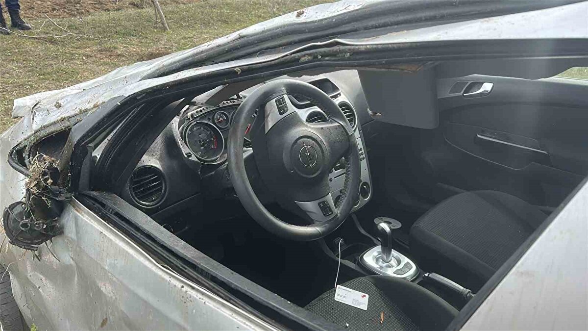 Kazanın ardından cumhuriyet savcısı ve jandarma ekipleri olay yerinde incelemelerde bulundu. Aracın hava yastıklarının açılmadığı görüldü.