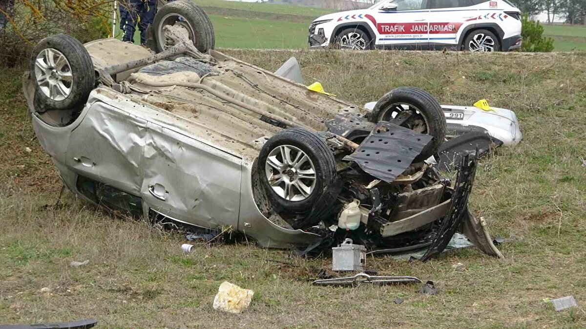 Savrulup 100 metre sürüklenen otomobil, takla atarak ters döndü. Kazada Emin Kesginci ile 37 yaşındaki kardeşi Reyhan Keskinci ağır yaralandı.
