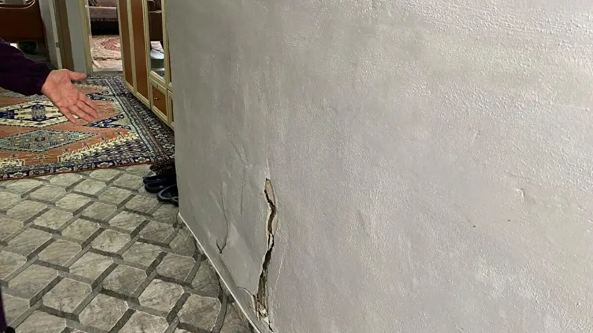 Evinde ciddi hasar oluşan Nurettin Çelik yaşadığı mağduriyeti şöyle anlattı:<br><br>“Kanser hastasıyım, evden ayrılacak durumda değilim. Çatlakları bantla kapatıyoruz ama fayda etmiyor. Kapımız kapanmıyor. Çatlakların arasından böcekler giriyor, üstümüzde böceklerle uyanıyoruz. Defalarca söyledik ama kimse ilgilenmedi.”