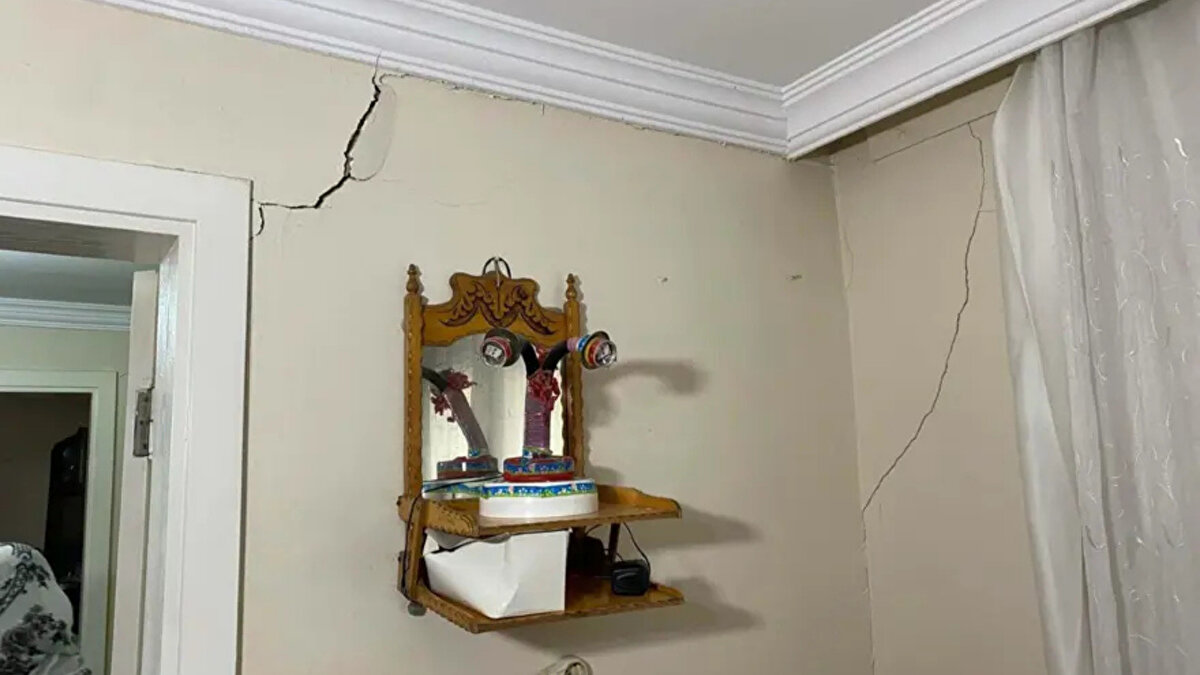 Mahalledeki bir diğer sakin Çiğdem Bulut ise binanın yanındaki yapıdan ayrıldığını belirterek şunları söyledi:<br><br>“Sabaha kadar uyuyamıyoruz. Dün gece yine herkes dışarıdaydı. Bina ayrıldı, kolonlar çatladı. Bu kadar insan mağdur durumda, ne olur sesimizi duyun.”