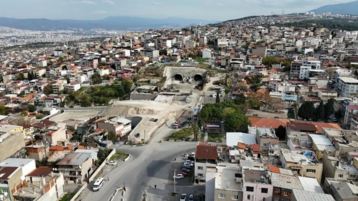 Dün gece tünel çalışmalarının devam ettiği sırada hissedilen sarsıntı nedeniyle mahalleli panikle dışarı çıktı. Yıllardır süren şikâyetlerine rağmen yetkili bir kurumdan net bir yanıt alamadıklarını belirten Necla Köprülü, durumun vahametini şöyle anlattı:<br><br>“Bu evlerde yaşamak zorundayız. Çatlakları fare girmesin diye bantlamak zorunda kalıyoruz. Dün deprem oluyor sandık, çocukları alıp kendimizi dışarı attık. Mahalle komple sokaktaydı. Yıllardır sesimizi duyan yok.”