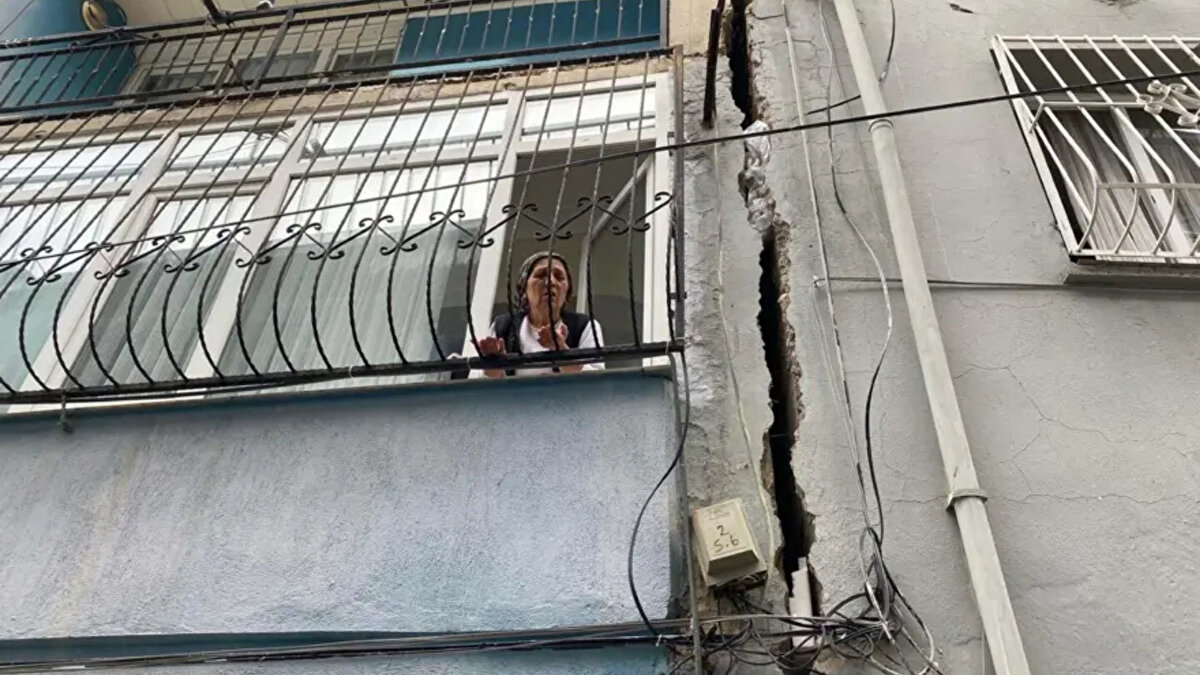 Öfkesini gizlemeyen bir başka mahalleli ise,<br><br>“Bizlere yardım edilmesi için buradan bir cenaze çıkması mı gerekiyor? Herkes panik atak oldu.”<br>diyerek tepkisini dile getirdi.