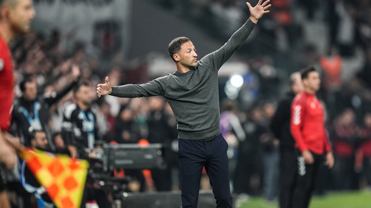 "SOKAKTA BANA 'İNANIYORUZ' DİYORLAR"<br><br>Fenerbahçe taraftarıyla ilgili açıklamalarını sürdüren tecrübeli çalıştırıcı, “Taraftarların başarıya aç olduğunu hissedebiliyorsunuz. Sokakta insanlar bana yaklaşıp ‘Tekrar şampiyon olmalıyız. Size inanıyoruz’ diyorlar. Böyle büyük bir kulüpte çalışıyorsanız başarılı olmanız gerektiğini biliyorum” ifade"lerini kullandı.<br><br>"ŞAMPİYON OLMAK, OLAĞANÜSTÜ OLUR"<br><br>"Şampiyonluğu kazanmak sizin için ne ifade eder?" sorusuna cevap veren Domenico Tedesco, "(Gülerek) Henüz hiç lig şampiyonluğu yaşamadım. Sadece Leipzig ile 2022’de Almanya Kupası’nı kazandım. Türkiye’de şampiyon olmak olağanüstü olur." dedi.