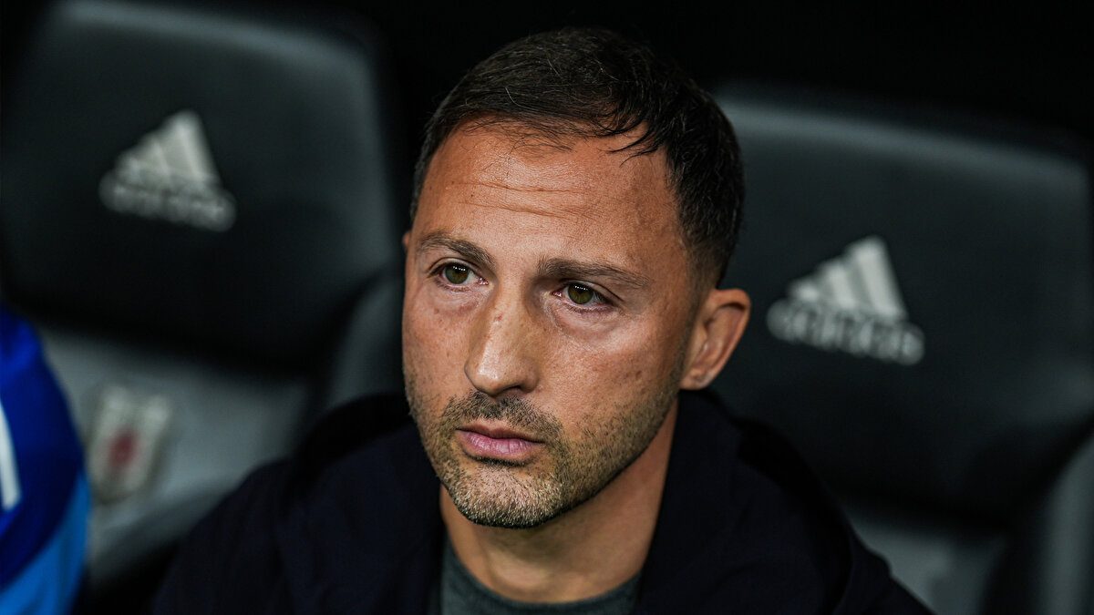 "1 AY TESİSTE KALDIM"<br><br>Takımdaki ilk haftaları ile ilgili konuşan Tedesco, "İlk 5 haftayı antrenman tesislerinde geçirdim. Benim için gerekliydi. Küçük bir odam vardı; yatak, dolap, televizyon ve küçük bir banyo… Her gün saat 7'de çalışma başlıyordu ve tüm günü maç, antrenman ve analizlerle dolduruyorduk. İstanbul trafiği nedeniyle eve gidip gelmek neredeyse mümkün olmadığından tesislerde kalmak daha mantıklıydı." dedi. <br>