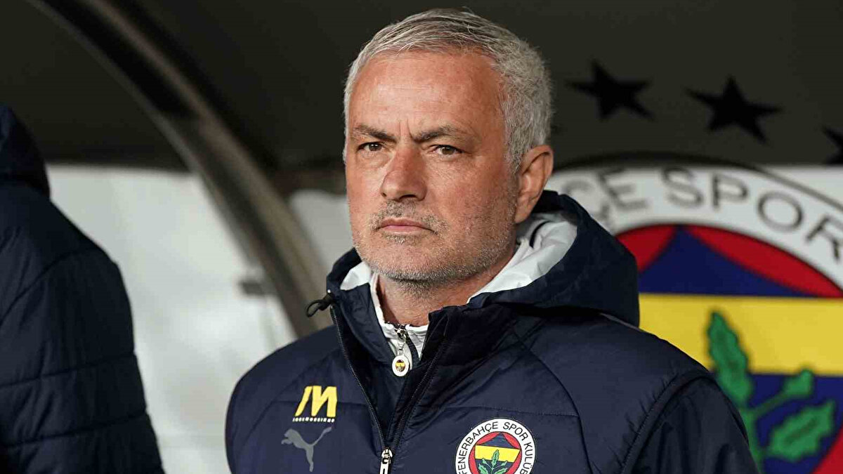"MOURINHO'YA SAYGIM VAR"<br>Fenerbahçe'de yerine geçtiği eski teknik direktör Jose Mourinho ile ilgili de açıklama yapan Tedesco, "Mourinho’ya büyük saygım var. Ama ben farklı bir stilim. Daha sakin, daha içe dönük bir iletişimim var. Kavgayla değil, güven ilişkisiyle çalışmayı tercih ederim.'' açıklamasını yaptı. <br>